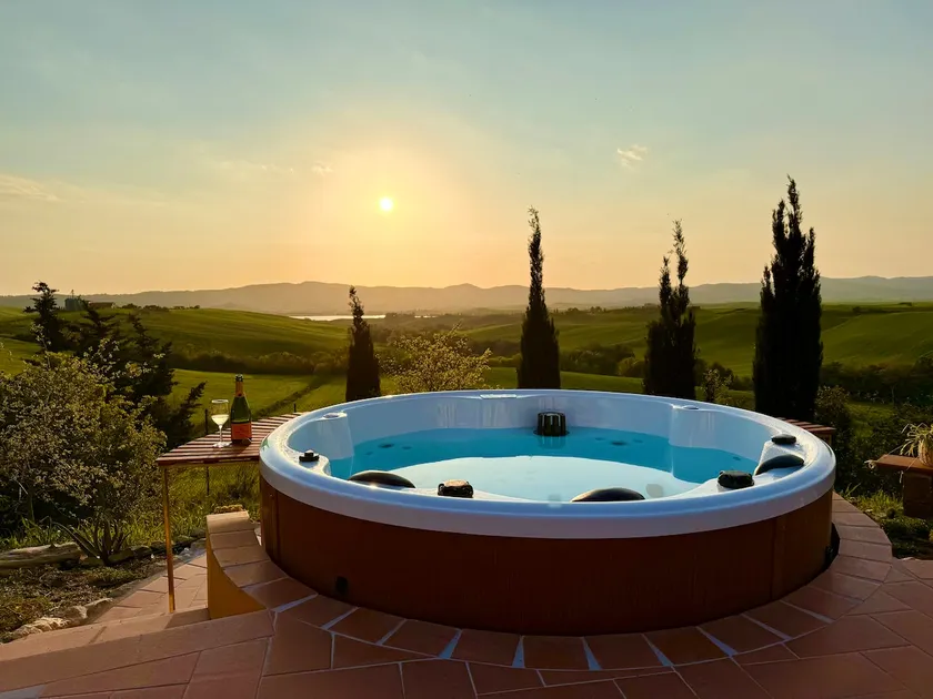 Tuscan villa surrounded by greenery between the sea and the hills - Image 1