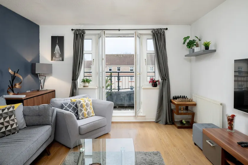 Stylish 2-Bed Flat with Balcony Near Haymarket - Pass the Keys - Image 1
