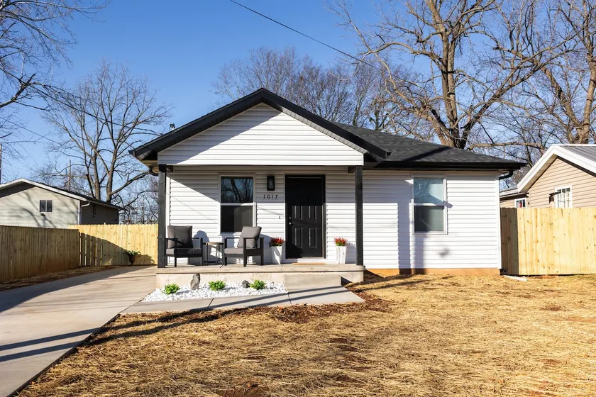 Cozy Oak Stay 5 min from Downtown SGF - Image 1