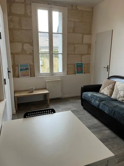Independent two-room apartment in a characterful house - Image 1