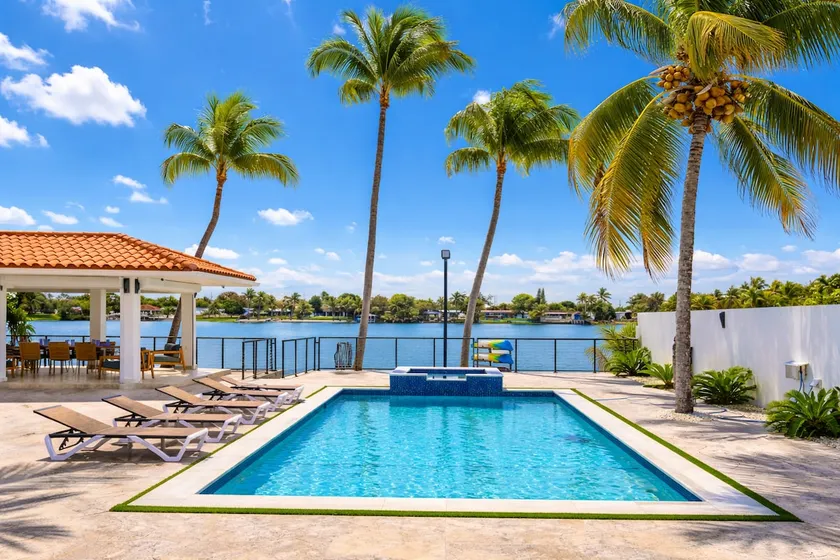 Lake House Oasis heated pool and amazing views! - Image 1