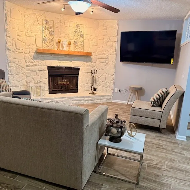Cozy & Stylish 2BR l Family & Business Stay - Image 1