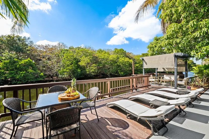 Backyard Oasis Waterfront Pool Paddle Board - Image 1