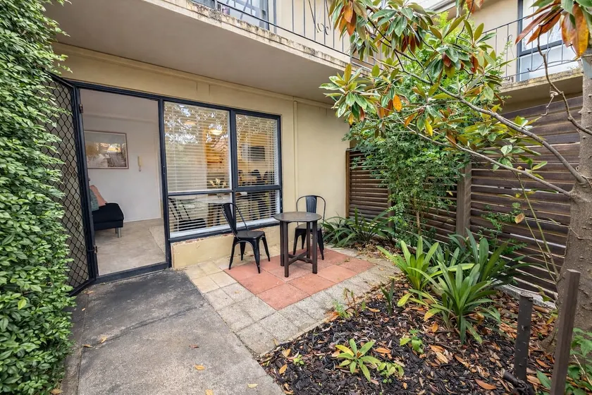 Moonya Courtyard - Image 1