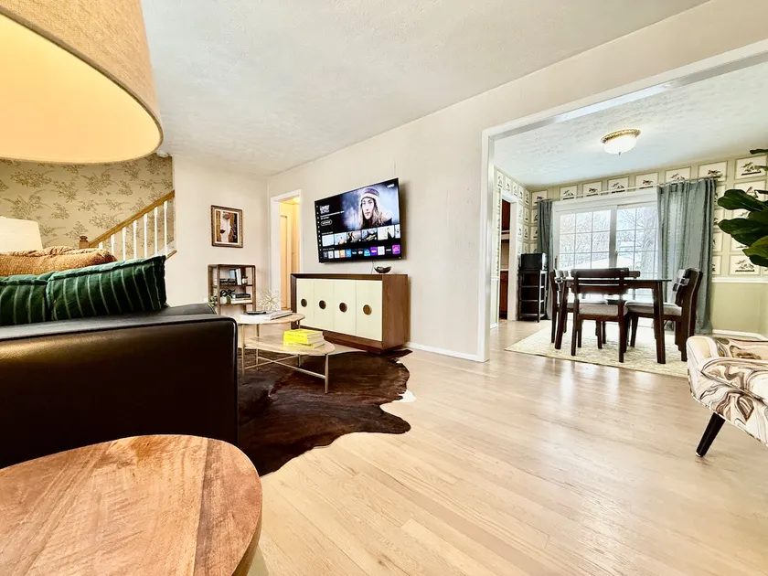 Suburban Home Right Outside The City With Pool. - Image 1