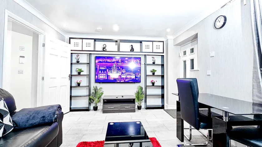 Manchester City Deluxe 4-Bed near Etihad Stadium & C0-0P Arena, Sleeps 9 - Image 1