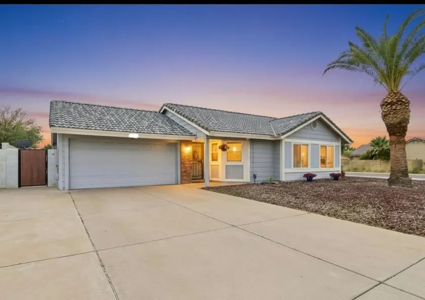 Pool home in the heart of Peoria - Image 1