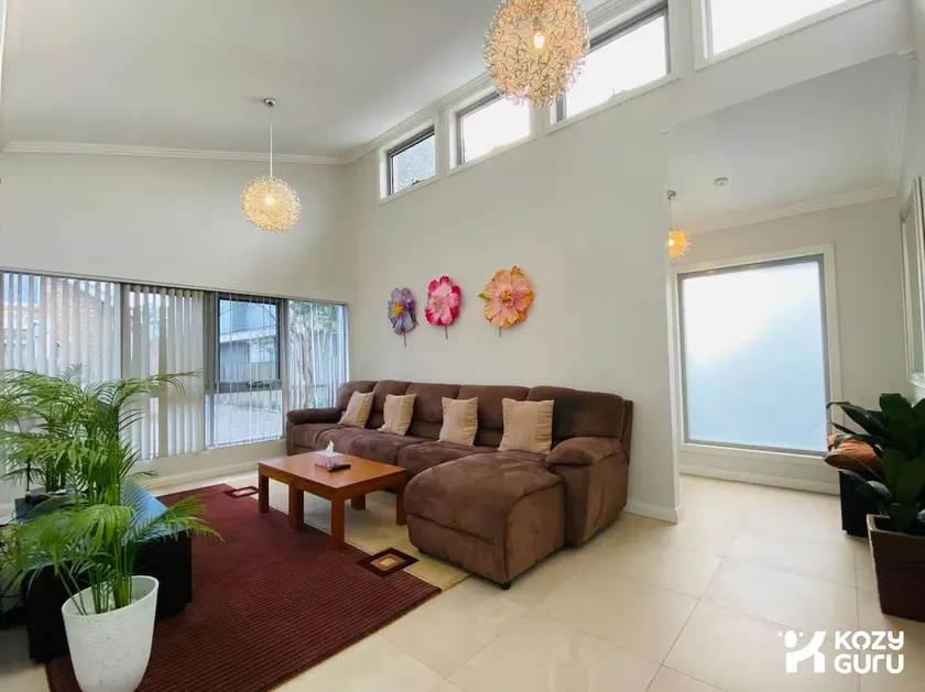 KozyGuru | St Peters | Beautiful 3 Bedroom House - Image 1