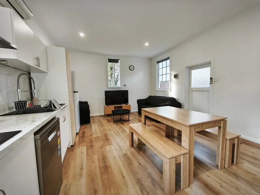Private 1BR Retreat: Kitchen+Bath+NBN | near MONA - Image 1