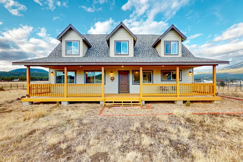 Charming Craftsman Escape Minutes from Snowbowl - Image 1
