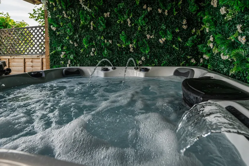 Sun Set House With Hot Tub - Image 1
