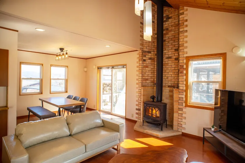 [2 minutes by car from Roadside Station Kugino] Spacious villa with a view of Mt. Aso and a fireplace - Image 1