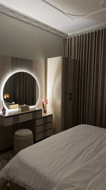1 bedroom apartment, living room + movie theater - Image 1