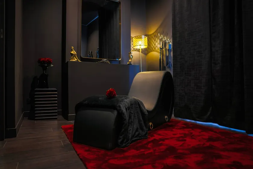 Suite 202 – Jacuzzi, intimate area… - Image 1