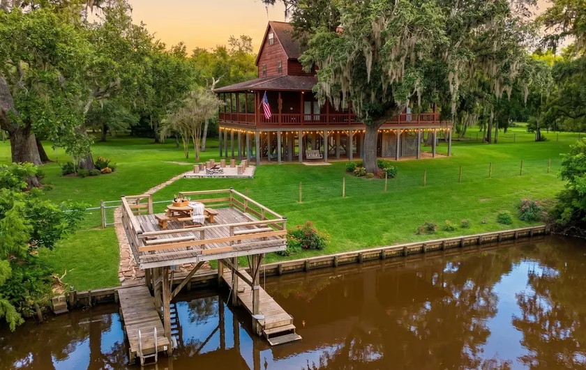 Riverfront, HotTub, BoatRamp, Deck, Sleeps 24 - Image 1