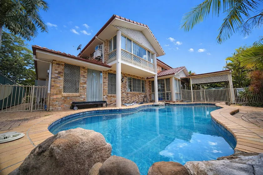 5BR near Sunnybank | Billiards, Office, Pool &more - Image 1