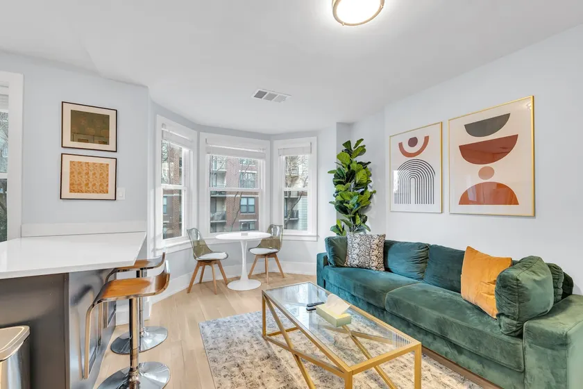 Gold Coast Chicago Condo | Prime Downtown Location - Image 1