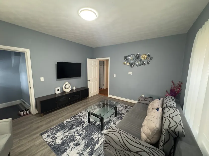 Beautiful apartment walking distance to stadium! - Image 1