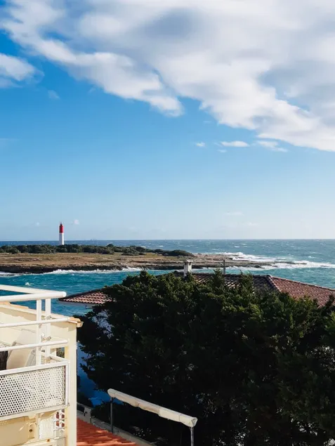studio facing the sea - Image 1