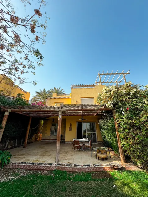4BR Beachfront Villa W/Huge Garden Seaview Einbay - Image 1
