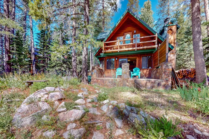 Riverfront dog-friendly retreat with a rustic flai - Image 1