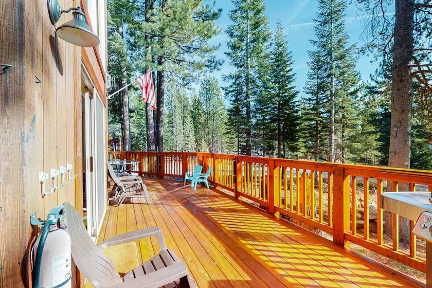 Charming cabin near downtown Truckee & skiing with large deck - Image 1