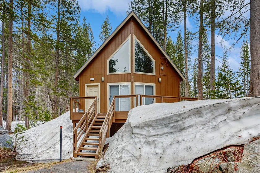 Cozy, dog-friendly getaway with wood stove & washe - Image 1