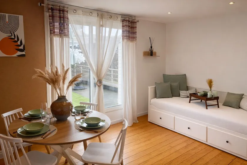 2 Rooms With Terrace In Coty - Image 1