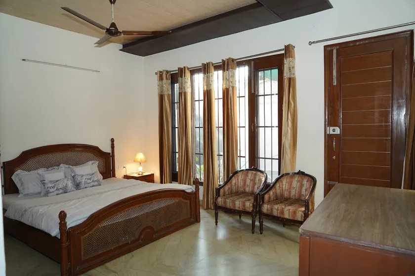 Private Lxryhouse in the heart of CHD/Sec 27/2BHK - Image 1