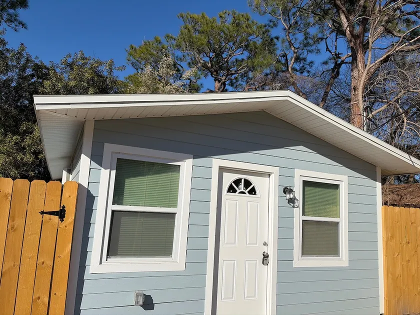 Cute & Cozy Cottage Getaway 13 miles from the Port - Image 1