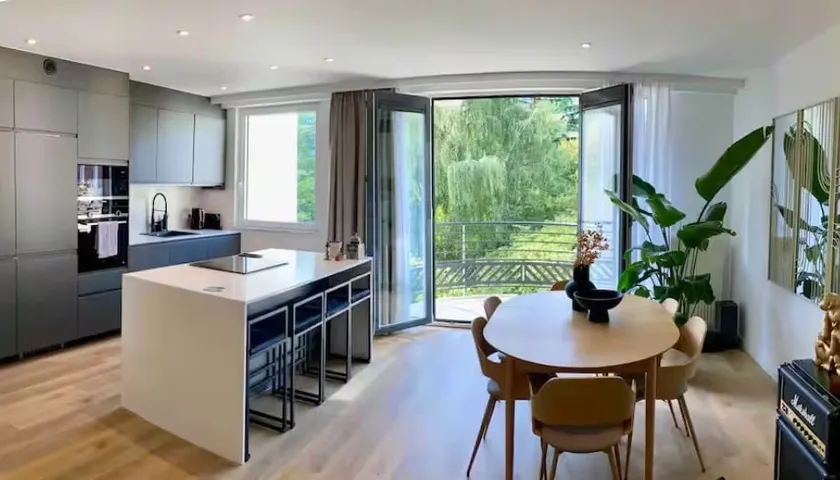 Stylish & top reviewed Flat in a central location - Image 1
