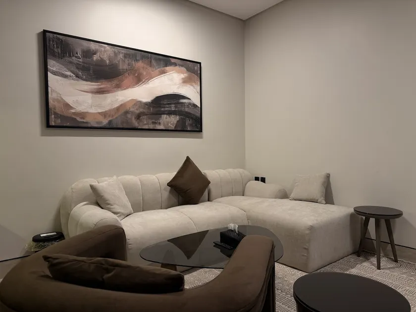Amara BLVD 1BR Cozy Living Room G02 - Image 1