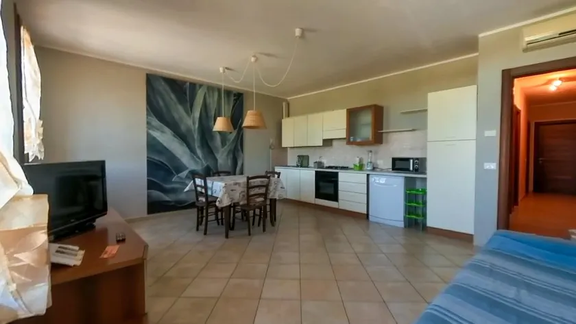 Large apartment in the countryside with swimming pool – A - - Image 1