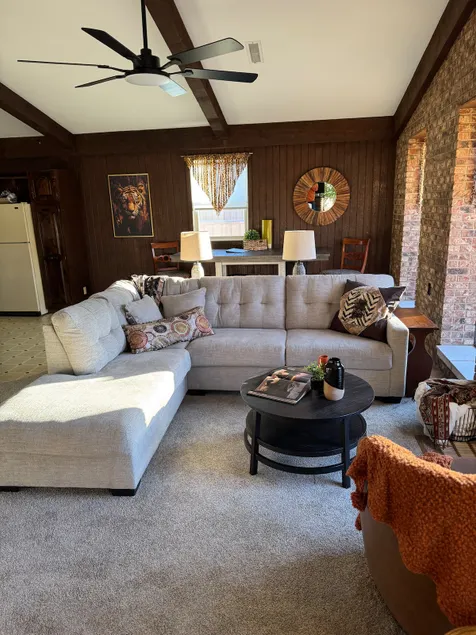 Classic Main Street Apartment - Image 1
