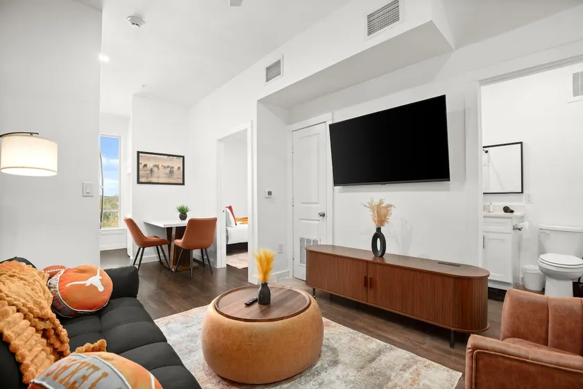 Longhorn Luxe: King Suite Mins To UT, SXSW Ready - Image 1