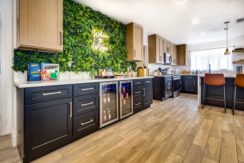 LUX 5BR/3BA Luxury House w/pool + hot tub + bar - Image 1