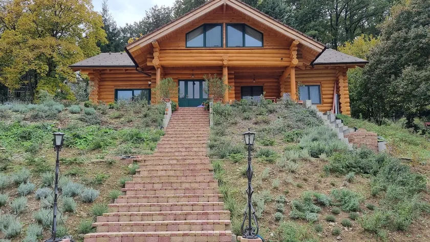 Oak Log House - Image 1
