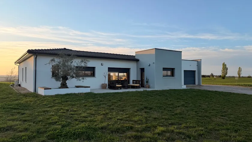 Peaceful haven with pool and countryside views - Image 1