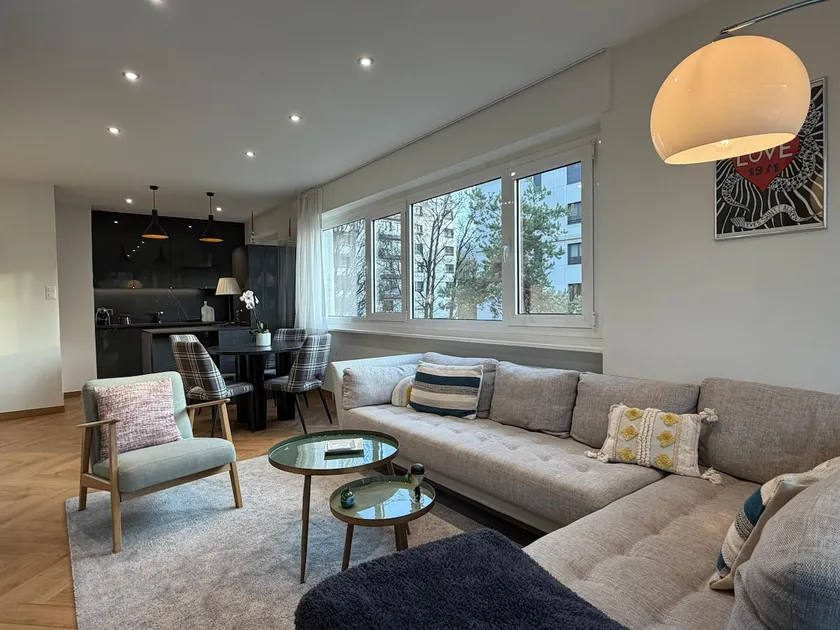 Chic & Comfortable 1BR - Lake & Town Steps Away - Image 1
