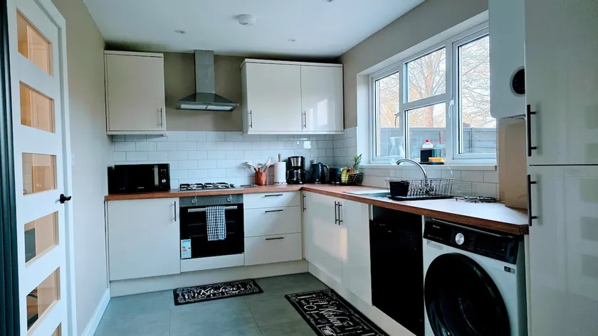 Modern 3 Bed House with Parking for Families and Contractors - Image 1