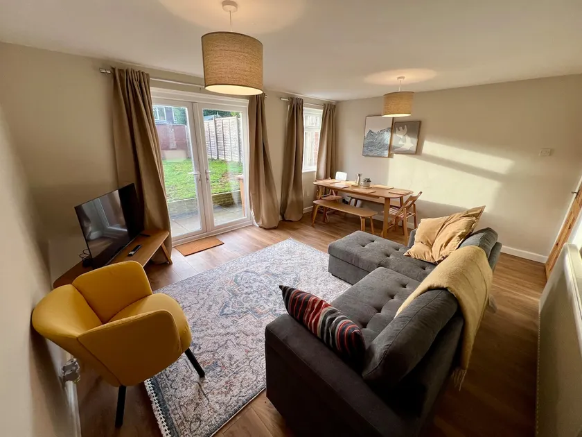 Cathedral House Lichfield - Sleeps 8 With Parking for 3 Cars - Image 1