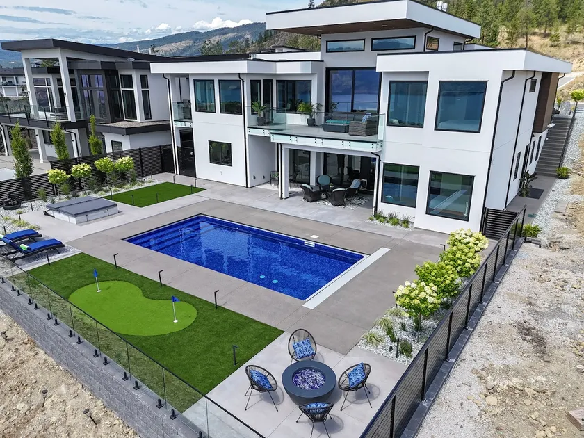Robbin's Nest 2- King Suite with Pool & Lake Views - Image 1