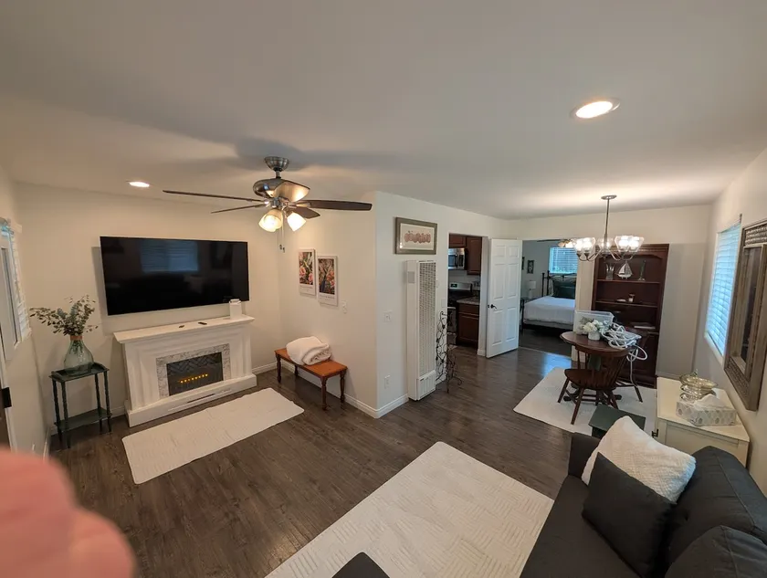 Cute Comfortable Modern 1 Bedroom w/Hot Tub - Image 1