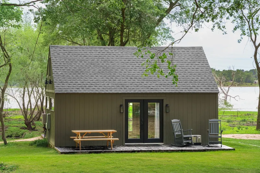 Cozy Family Lake Oasis: King Bed, Bunks, Ofuro Tub - Image 1