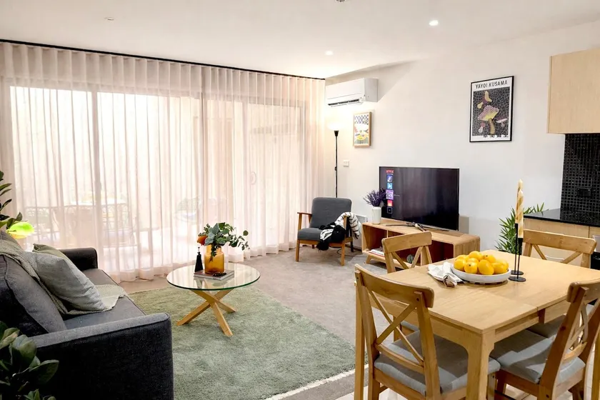 Charming Cosy Apartment in the Heart of Fitzroy - Image 1