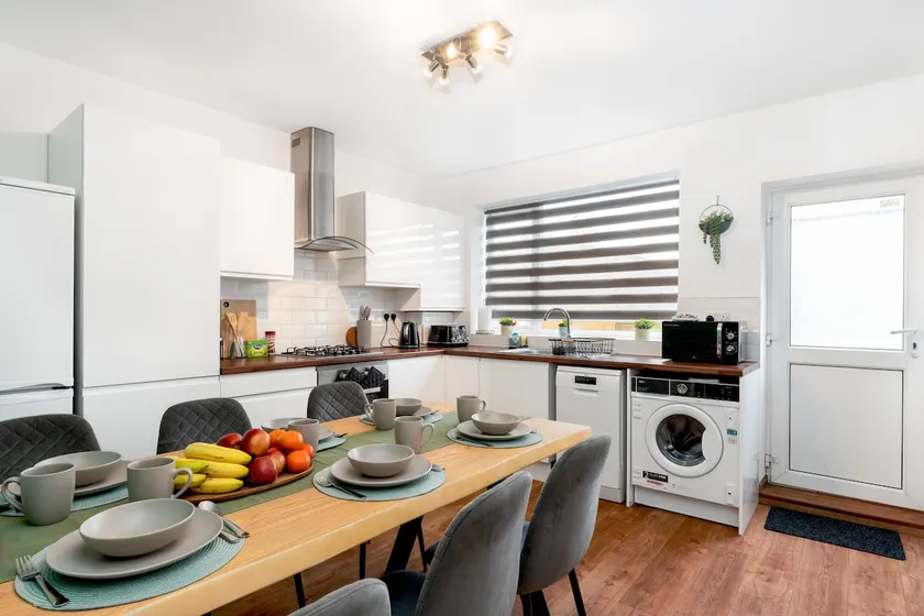 3 bed house, Free parking 9ppl - Image 1