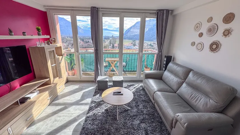 Beautiful bright apartment with mountain views - Image 1