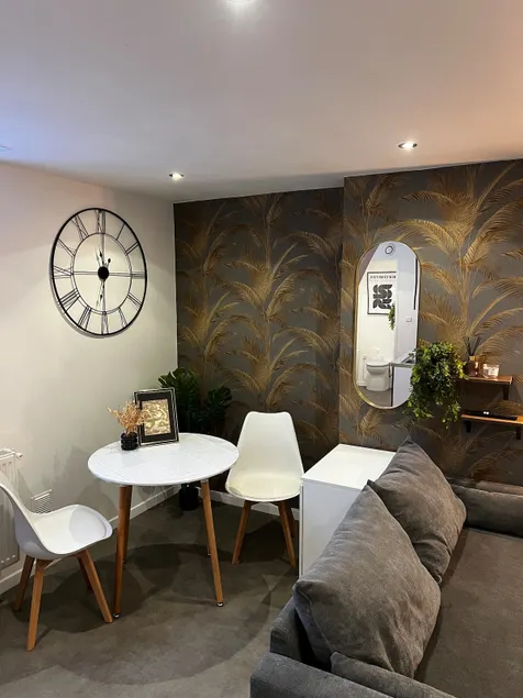 Beautiful Cozy 2-bedroom Apartment FACING THE STATION - All Comforts - Image 1