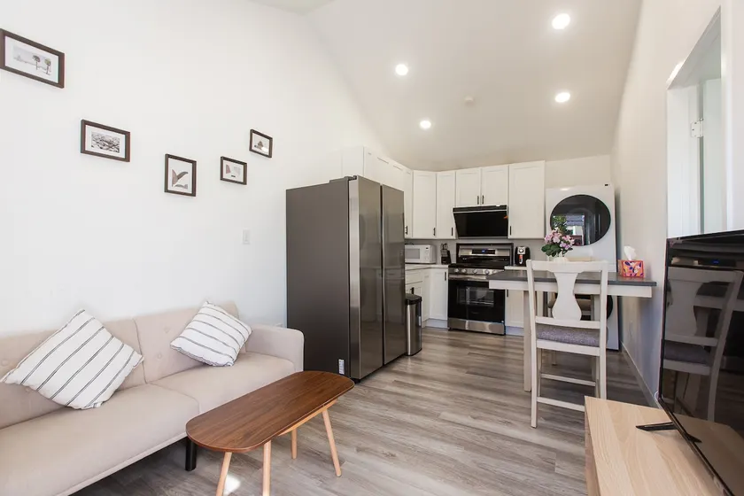 1BR w King Bed | Near Attractions - Image 1