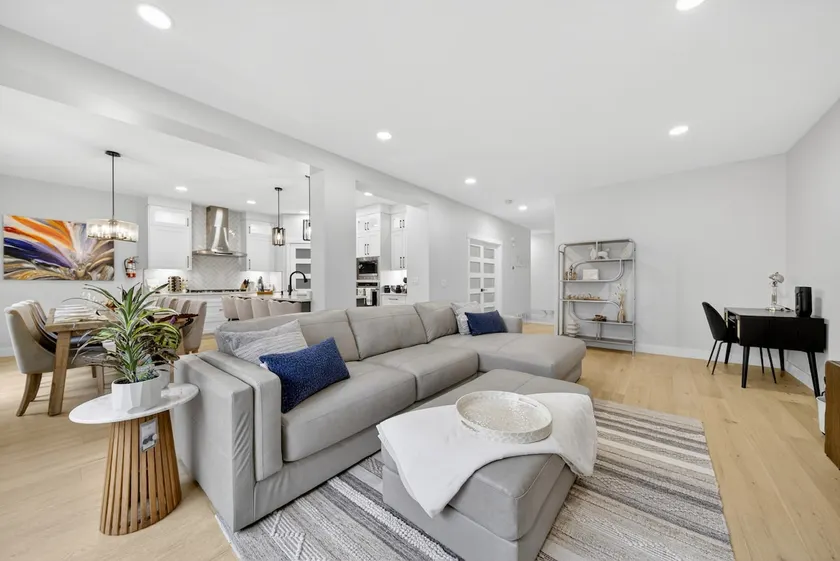 Modern Luxury 6BR Home •Sleeps12•12 mins Airport - Image 1